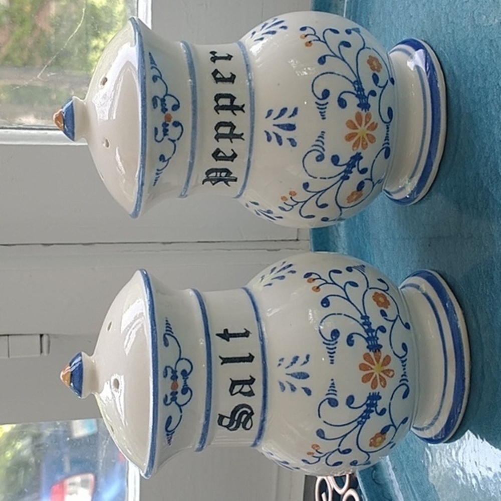 Royal Sealy Heritage Salt & Pepper Shakers